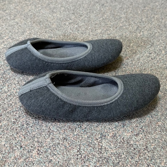 isotoner Women's Stretch Velour Victoria Ballerina House Slipper with all Around - Picture 2 of 6